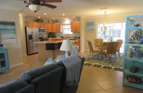 Woodbury Casa | Hermosa casa de diseño 3/2, que admite mascotas, WiFi gratis, carrito de golf, jacuzzi