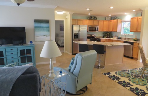 Woodbury Casa | Hermosa casa de diseño 3/2, que admite mascotas, WiFi gratis, carrito de golf, jacuzzi