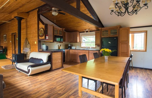 Minden Hills Cabaña | Hermosa casa de 3 recámaras + Bunkie Waterfront cerca del lago Gull
