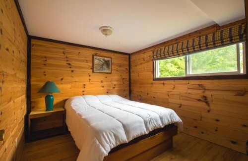 Minden Hills Casa | Beautiful 3 Bdrm + Bunkie Waterfront Cottage Near Gull Lake