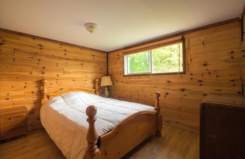 Minden Hills Casa | Beautiful 3 Bdrm + Bunkie Waterfront Cottage Near Gull Lake