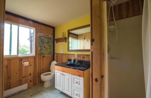 Minden Hills Casa | Beautiful 3 Bdrm + Bunkie Waterfront Cottage Near Gull Lake