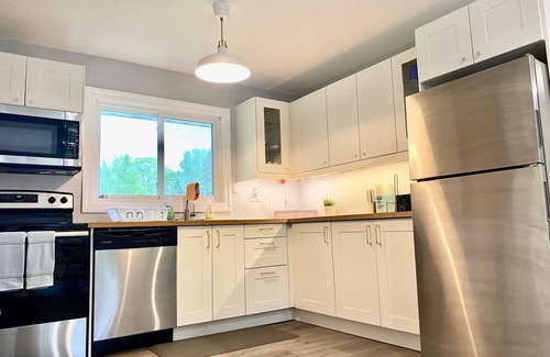 Balm Beach Casa | Beautiful 3-Bdrm Cottage close to Ski Resorts w/ Hot Tub, Game Room, & more!