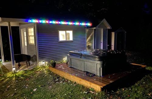 Balm Beach Casa | Beautiful 3-Bdrm Cottage close to Ski Resorts w/ Hot Tub, Game Room, & more!