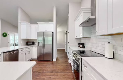 Brooksville Casa | Beautiful 3-bdrm in WEEKI WACHEE! Close to beaches, hospitals, golf & SPLASH PAD
