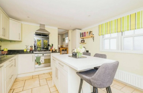 Ascot Cabaña | Beautiful 3 bed, 2 bath cottage in Ascot with off road parking. Great location!