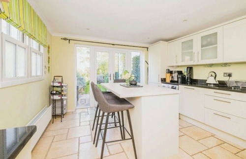 Ascot Cabaña | Beautiful 3 bed, 2 bath cottage in Ascot with off road parking. Great location!