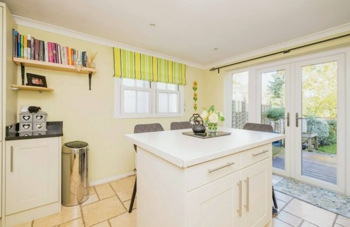 Ascot Cabaña | Beautiful 3 bed, 2 bath cottage in Ascot with off road parking. Great location!
