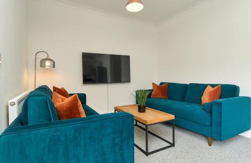 Ventnor Apartamento | Beautiful 3 Bed Apartment In Bonchurch - Nr Ventnor - Large Outside Terrace & Parking - Dog Friendly - The Perfect Choice For Couples, Friends, Families - 5 Mins To Beach - 15
