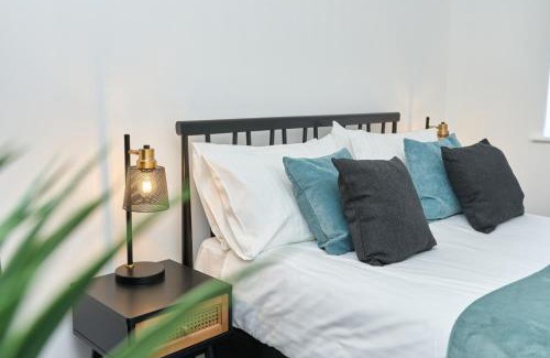 Ventnor Apartamento | Beautiful 3 Bed Apartment In Bonchurch - Nr Ventnor - Large Outside Terrace & Parking - Dog Friendly - The Perfect Choice For Couples, Friends, Families - 5 Mins To Beach - 15