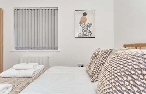 Ventnor Apartamento | Beautiful 3 Bed Apartment In Bonchurch - Nr Ventnor - Large Outside Terrace & Parking - Dog Friendly - The Perfect Choice For Couples, Friends, Families - 5 Mins To Beach - 15