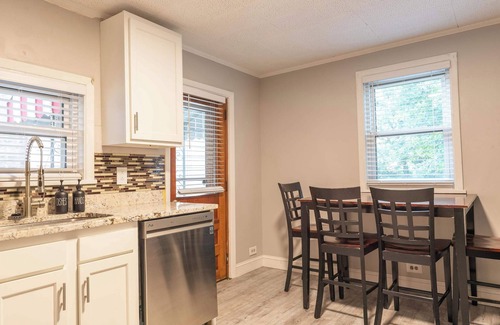 Central Northside Apartamento | Beautiful 3-Bed w/ Parking Near AGH & Stadiums