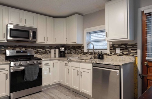 Central Northside Apartamento | Beautiful 3-Bed w/ Parking Near AGH & Stadiums