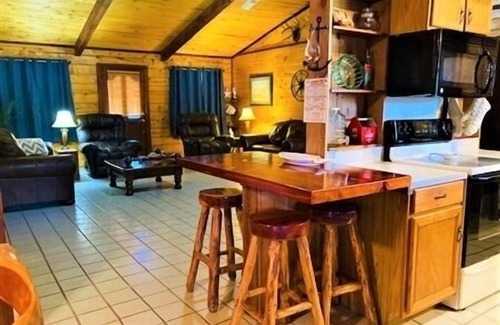 Port Mansfield Cabina | ¡RECIENTEMENTE RENOVADO! El Puerto Mansfield Palapa. Tres habitaciones, dos baños. Hermoso patio privado. Fuera del agua