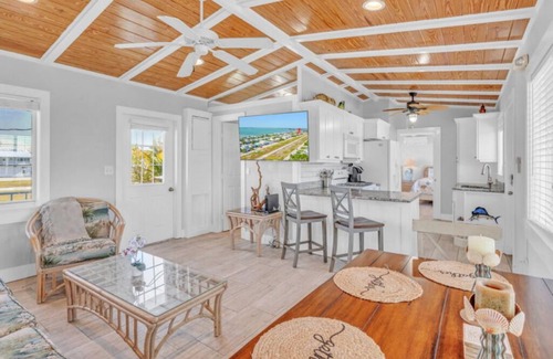 Summerland Key Casa | Beautiful 3 Bedroom Canal Front Home Located On A Private Airstrip