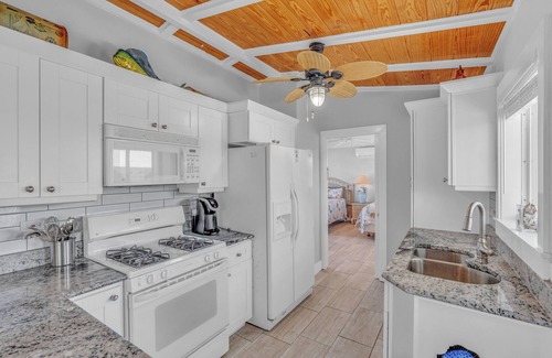 Summerland Key Casa | Beautiful 3 Bedroom Canal Front Home Located On A Private Airstrip