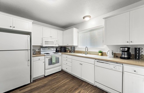 Newport Beach Casa | Beautiful 3-bedroom townhome, with fast WiFi, gym and pool in Newport Beach