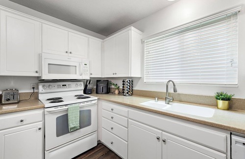 Newport Beach Casa | Beautiful 3-bedroom townhome, with fast WiFi, gym and pool in Newport Beach