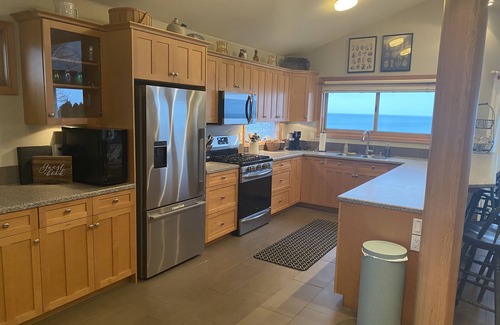 Point Roberts Cabaña | Beautiful 3-Bedroom Seaside Cottage - Located on scenic Freeman Beach
