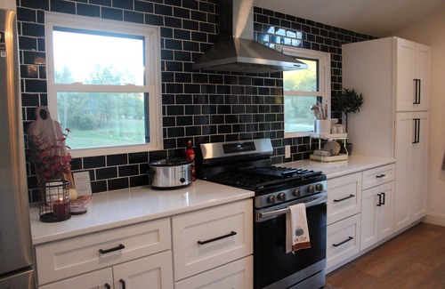 Sherrodsville Casa | Beautiful 3 bedroom/4 bathroom house near Atwood Lake with stocked pond