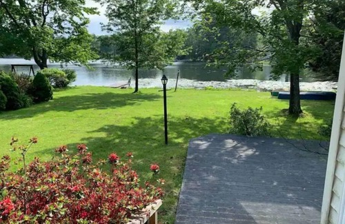 Sweet Valley Casa | Beautiful 3 Bedroom Lakefront Home