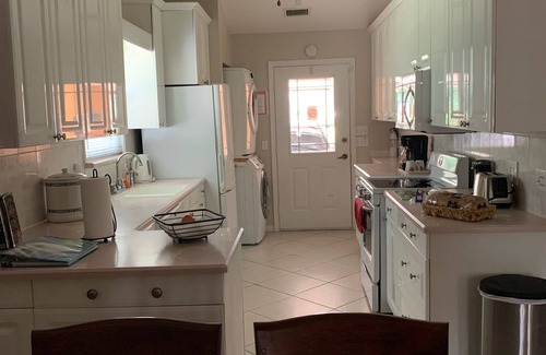 Port Malabar Casa | Hermosa casa de 3 habitaciones y 2 baños con bañera de hidromasaje a solo 30 minutos de la playa.