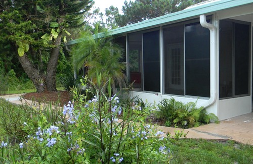Port Malabar Casa | Hermosa casa de 3 habitaciones y 2 baños con bañera de hidromasaje a solo 30 minutos de la playa.