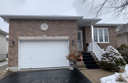 Kingston Casa | Beautiful 3-Bedroom Bungalow in Downtown Kingston- 5 Minutes from Lake Ontario