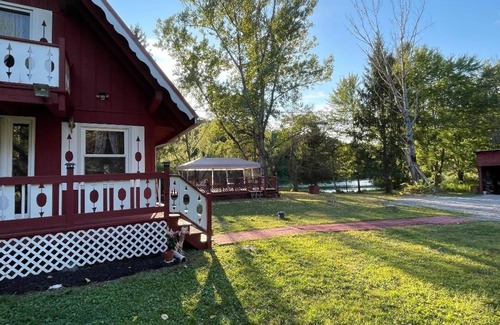Esperance Chalet De Esquí | Beautiful 3-bedroom chalet with a private 5 acre pond in Esperance