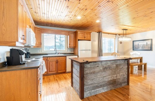 Port Franks Cabaña | Beautiful 3 bedroom, 1 bath cottage in the heart of Port Franks, Ontario.