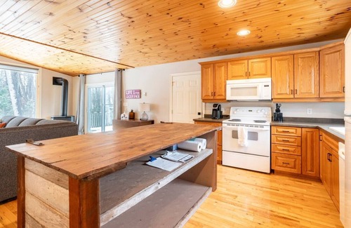 Port Franks Cabaña | Beautiful 3 bedroom, 1 bath cottage in the heart of Port Franks, Ontario.