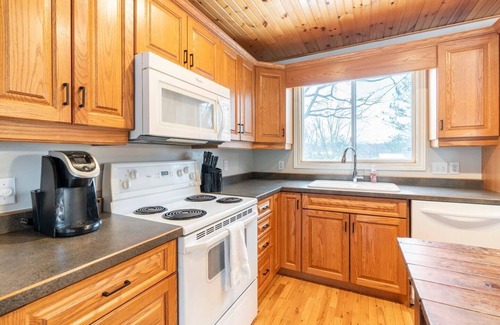 Port Franks Cabaña | Beautiful 3 bedroom, 1 bath cottage in the heart of Port Franks, Ontario.