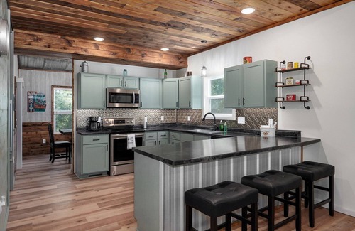 Umber View Heights Cabina | Beautiful 3 bedroom cabin in the woods close to the lake
