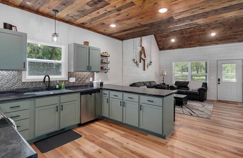 Umber View Heights Cabina | Beautiful 3 bedroom cabin in the woods close to the lake