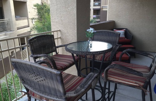 Parkwood Ranch Condominio | Hermoso condominio de 3 dormitorios a pocos pasos de la piscina y la bañera de hidromasaje.