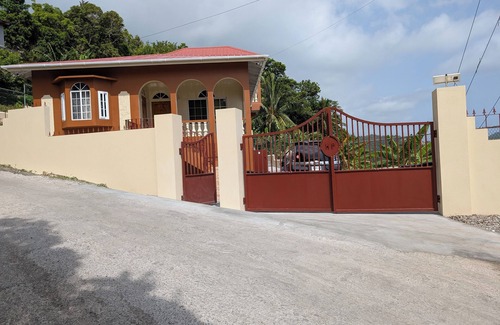 Hope Bay Casa | Soothing 3-bedroom house with AC in Hope Bay