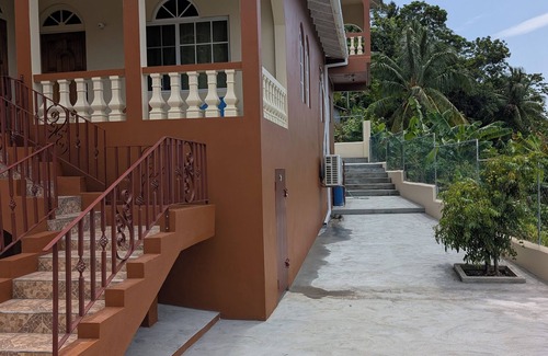 Hope Bay Casa | Soothing 3-bedroom house with AC in Hope Bay