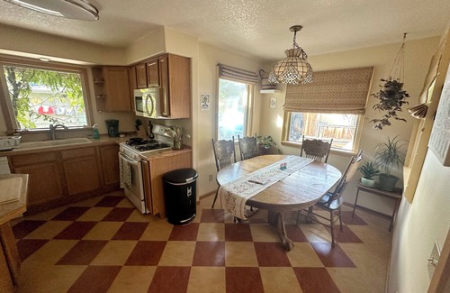 Redmond Casa | Beautiful 3-bedroom home in Redmond. Family friendly, walk to downtown!