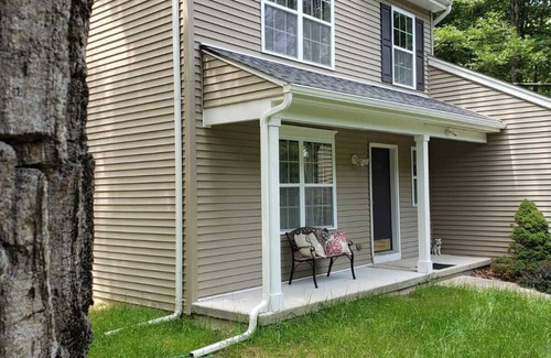 Bushkill Casa | Hermosa casa de 3 dormitorios dentro de Saw Creek Estates cerca de la piscina VIP con conexión Wi-Fi
