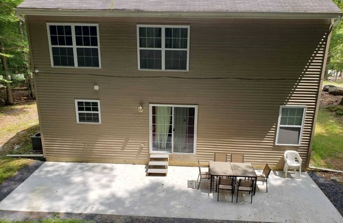 Bushkill Casa | Hermosa casa de 3 dormitorios dentro de Saw Creek Estates cerca de la piscina VIP con conexión Wi-Fi
