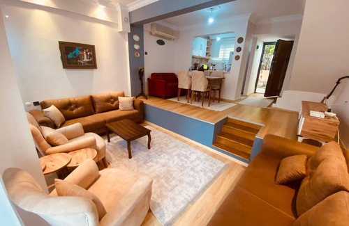 Kusadasi City Centre Casa | Beautiful 3-bedroom House With Sea View and Garden