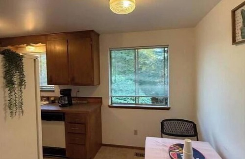 Seattle Metro Area Casa | Beautiful 3 Bedroom Shoreline Guesthouse