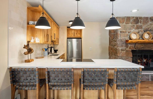 Old Town Condominio | Beautiful 3 bedroom, pet friendly, magnificent river views, walk to WP resort