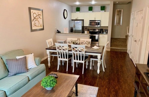 Campbell Casa | Beautiful 3 bedrooms townhome, bright living room, HD TV