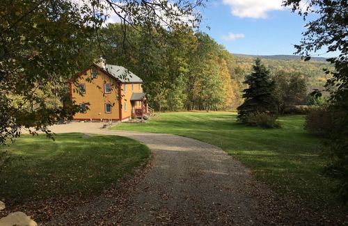 Brainard Casa | Beautiful 3 BR Berkshire Home - Vistas a las montañas y privacidad en 10 acres