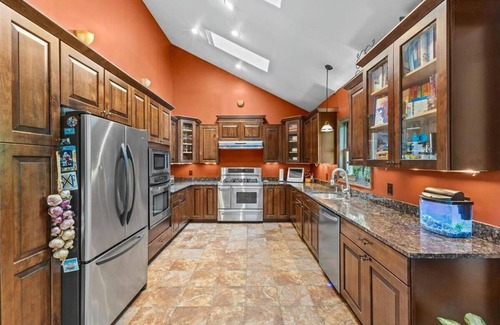 Colchester Casa | Beautiful 3 BR Cedar Ranch Home with Awesome Master and Cooks Kitchen
