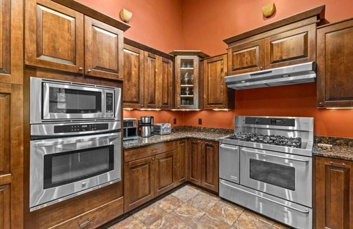 Colchester Casa | Beautiful 3 BR Cedar Ranch Home with Awesome Master and Cooks Kitchen