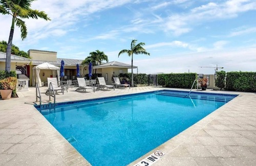 Pineapple Grove Arts District Condominio | Beautiful 3 Br. Condo (230336) by Houzlet