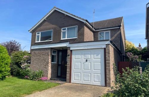 Brampton Casa | Beautiful 3 Double Bedroom Home-Cambridge Village Location