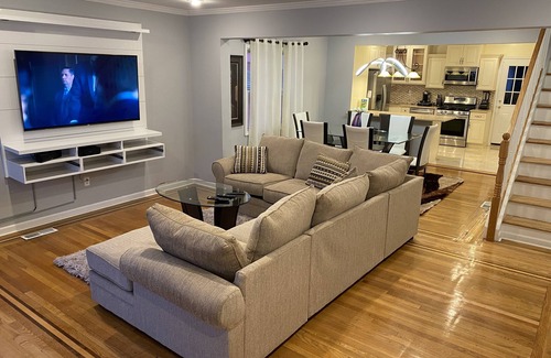 Williamsbridge Casa | Beautiful 3 level home free parking and self check in